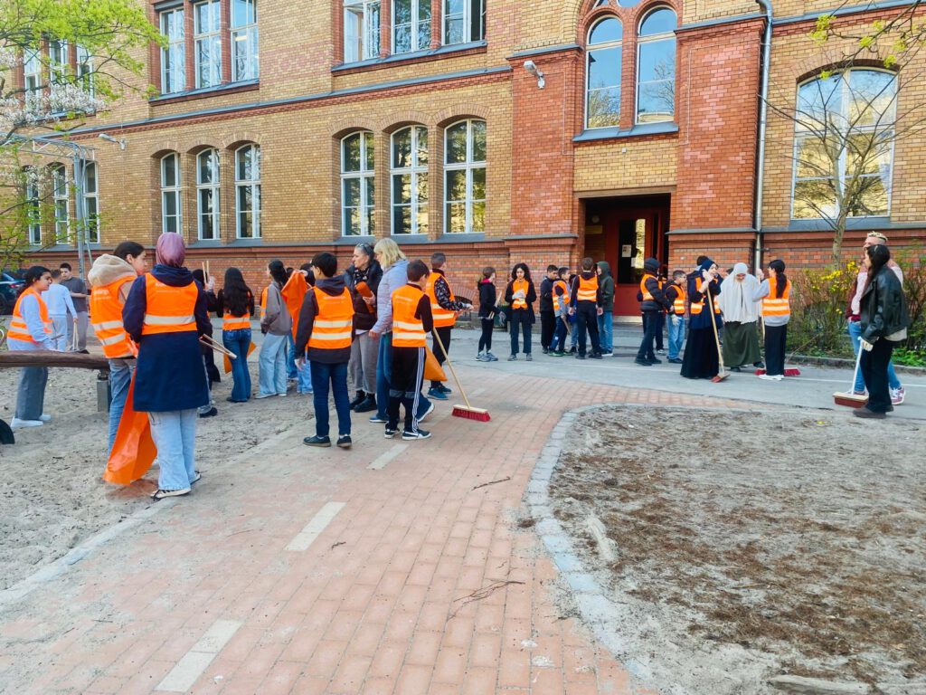 Tatkräftiger Einsatz für ein sauberes Schulgelände – Unsere Schüler bei der BSR-Kehrbürger-Aktion