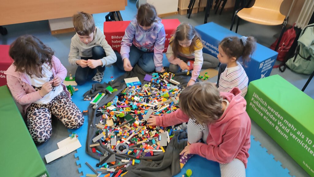 LEGO Build The Change in der Bibliothek am Luisenbad